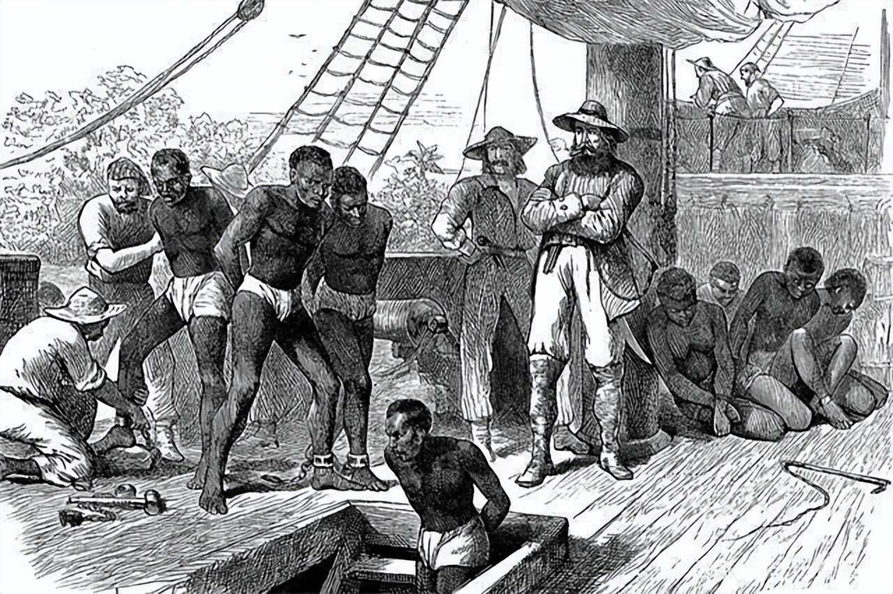 黑奴船上的悲惨生活：男性被关进船舱，女性在甲板上不断发出惨叫