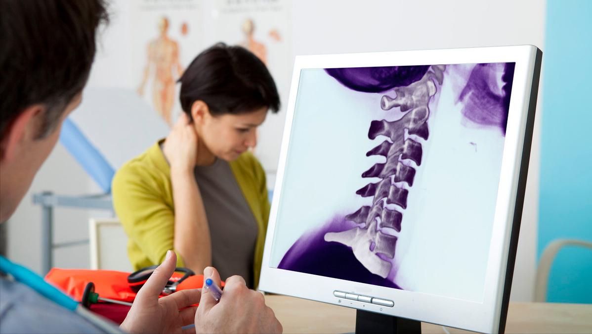 颈椎病做了手术为什么会肩膀疼,颈椎引起肩周疼痛是否用针扎