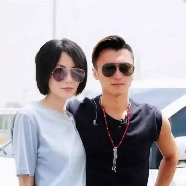 谢霆锋王菲在机场牵手互相踩影子,王菲与谢霆锋旷世奇恋视频