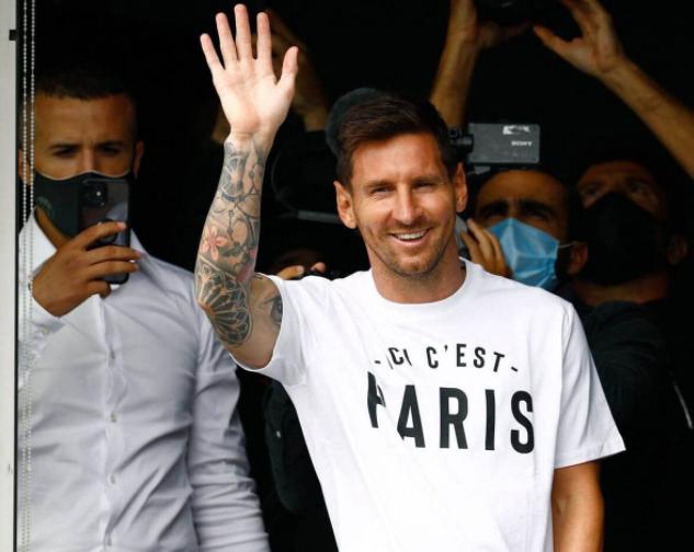 梅西回国后现状,梅西到达卡塔尔穿着打扮