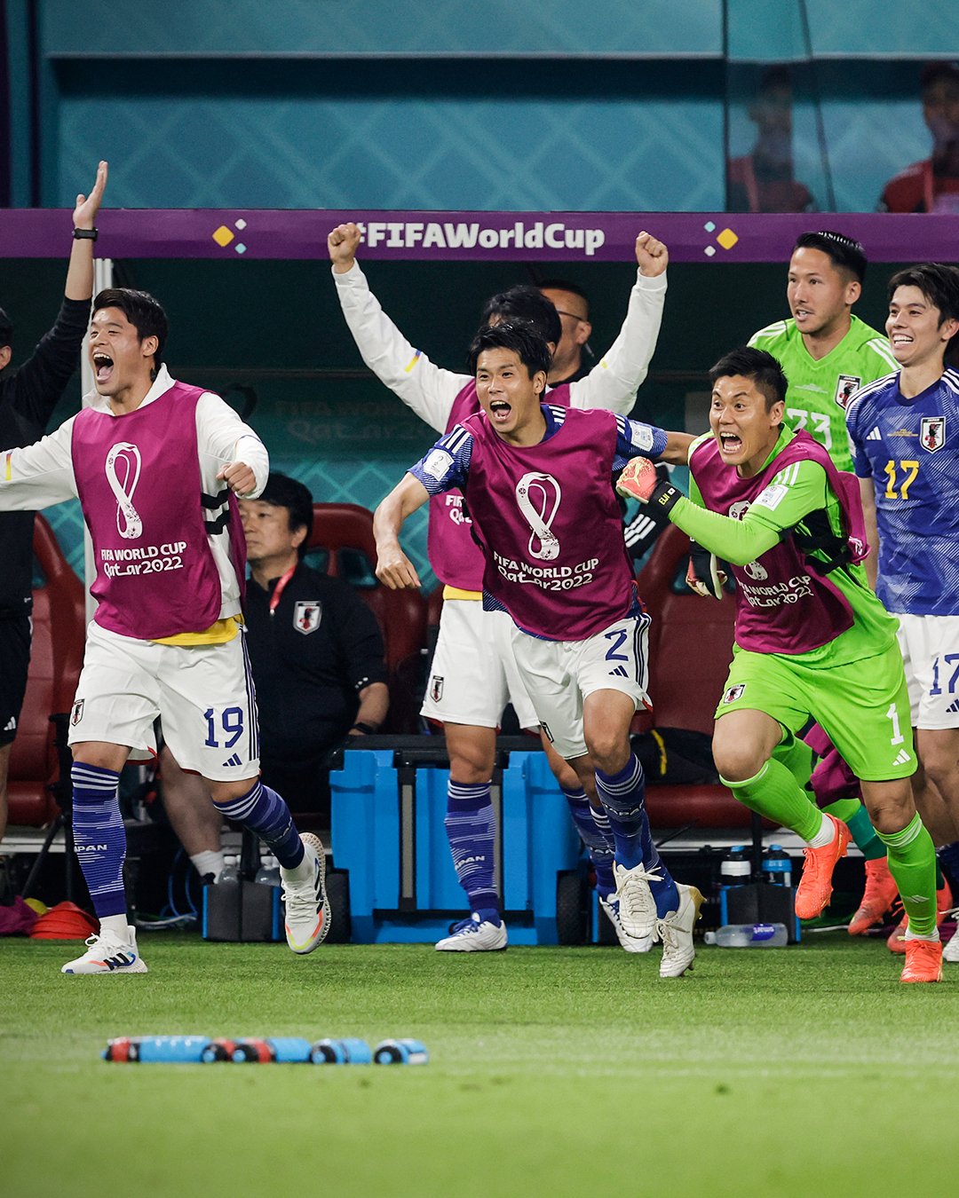 日本球迷欢迎日本教练森保一,日本赛后对森保一评价