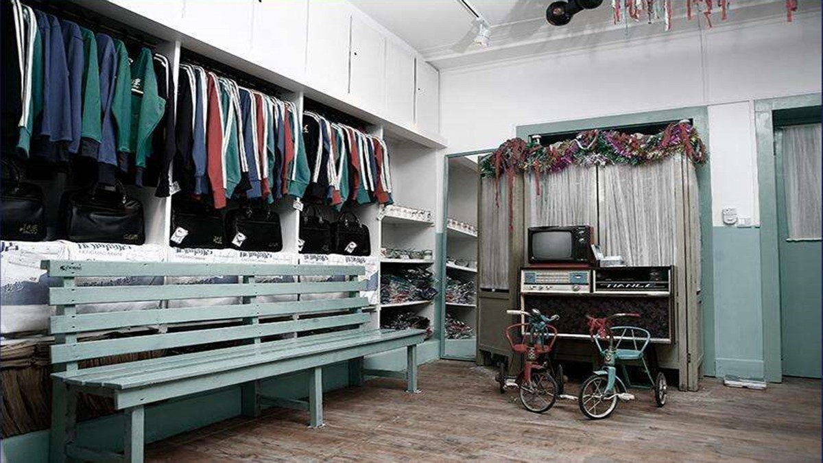 衣服领口后面的标签什么作用,衣服的领标必须缝在衣服上吗