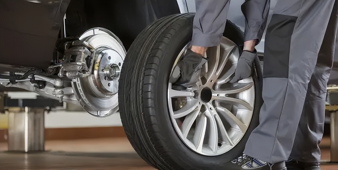 车爆胎怎么更换备胎,汽车前轮爆胎怎么更换备胎