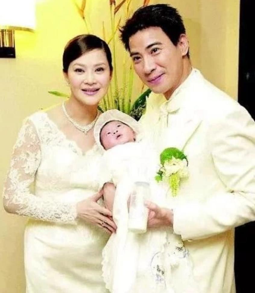 “最美婉君”与丈夫恋爱10年，生一双儿女，今58岁的她怎样了？