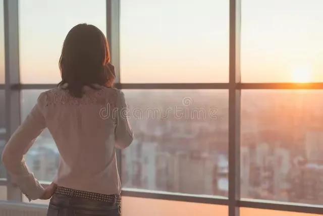 他27岁赚到1000万,她27岁靠自己打拼成第一白富美