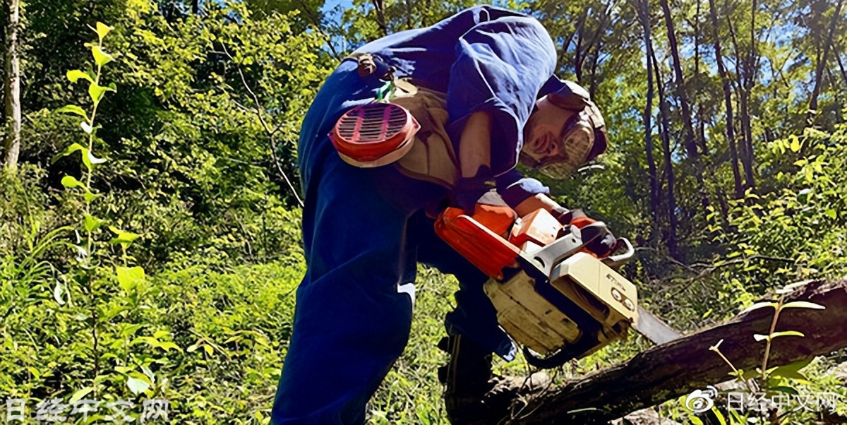 日本人自己做饭,自己劈柴烧火