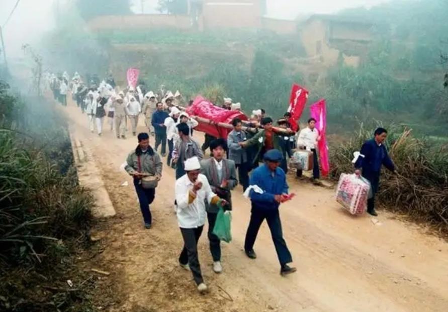 七旬老汉迷恋*妇情**,对妻子拳脚相加,妻子用自杀揭穿丈夫的丑事