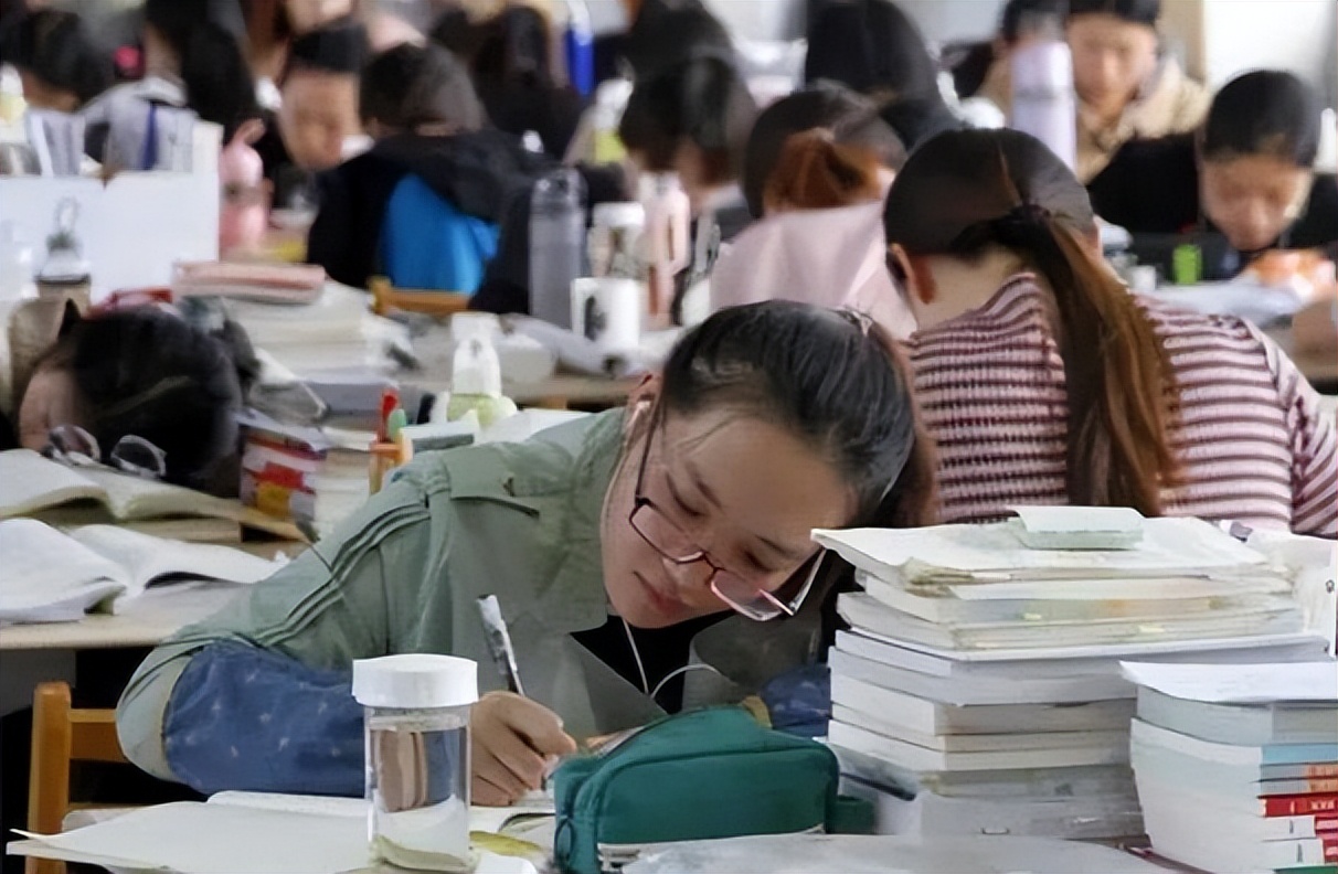 最新政策大学生毕业难度,大学毕业考不过关会怎样