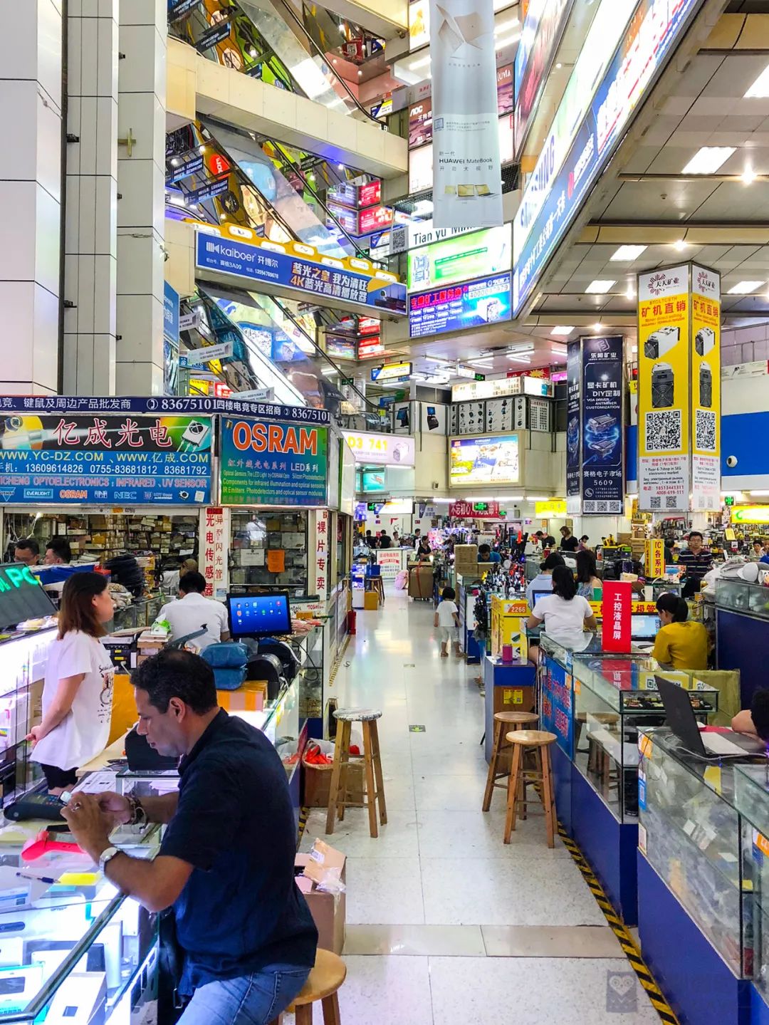 易烊千玺华强北修手机,易烊千玺华强北手机