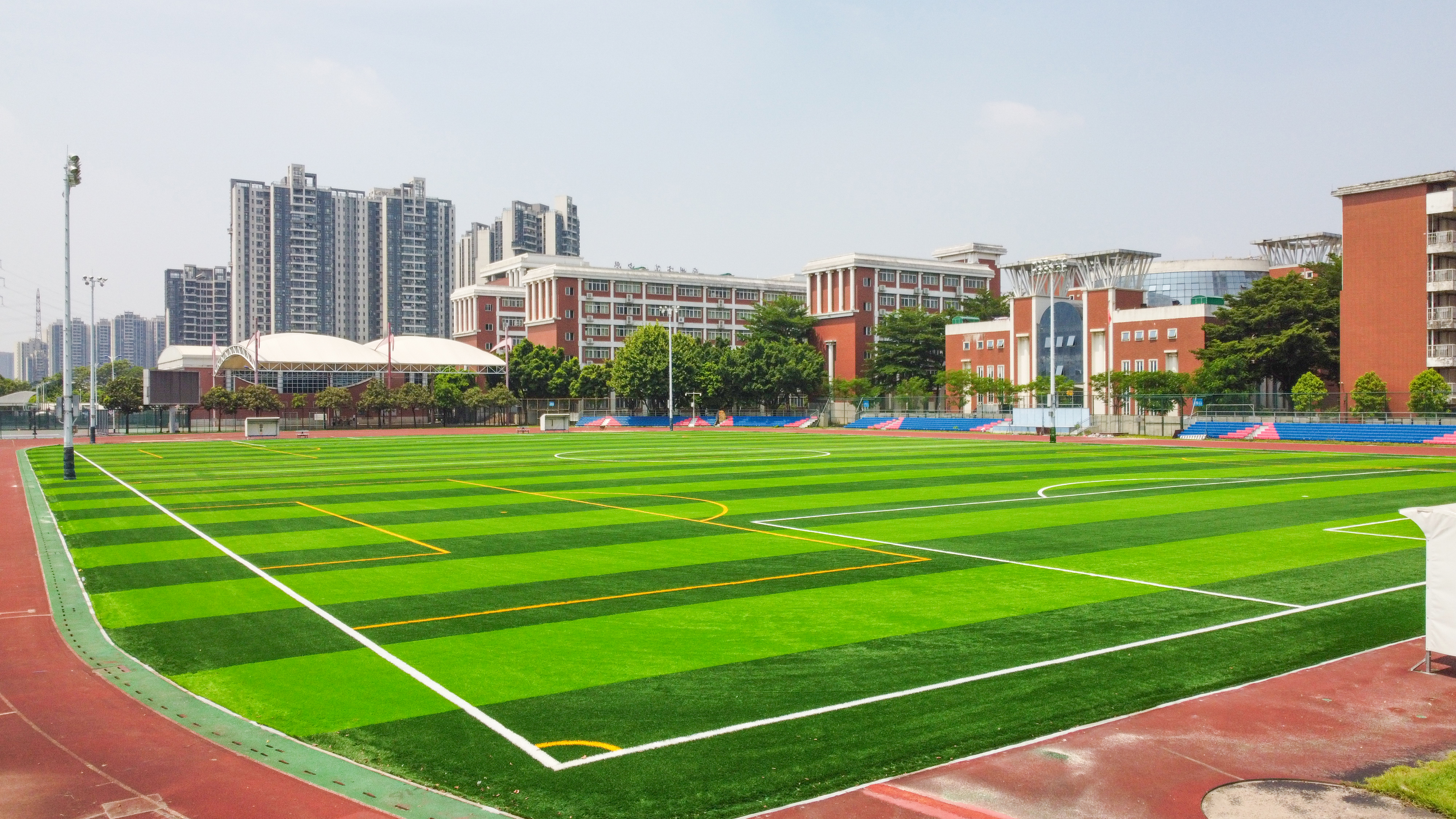 简单足球场灯光照明方案,足球场安高杆灯怎么选光源