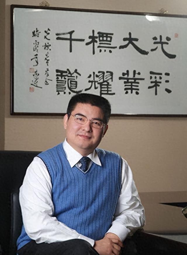 他把现金堆成山，高调捐款20亿后“消失”，如今出现在家种地？