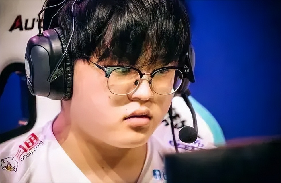 LOL官方通报黑洞king违规封三年;PDD谈LPL环境:新人青黄不接