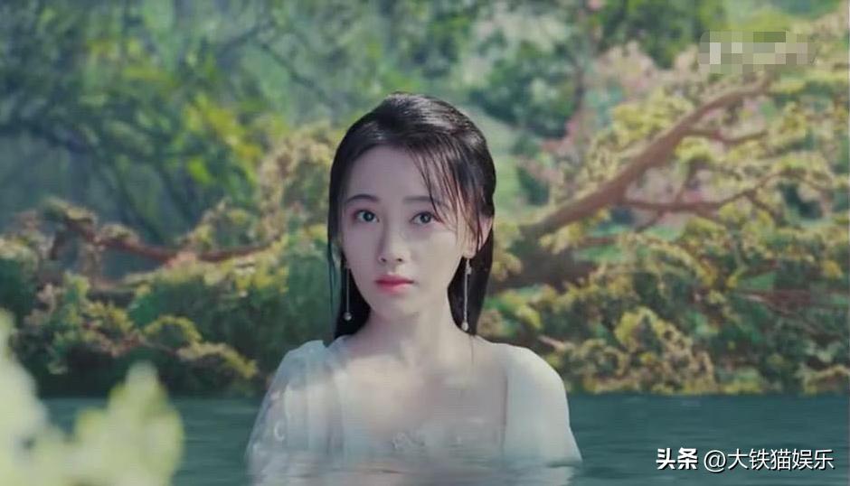 张嘉倪“假屁股”揭露了女星的伪精致，从头假到脚，还有啥是真的