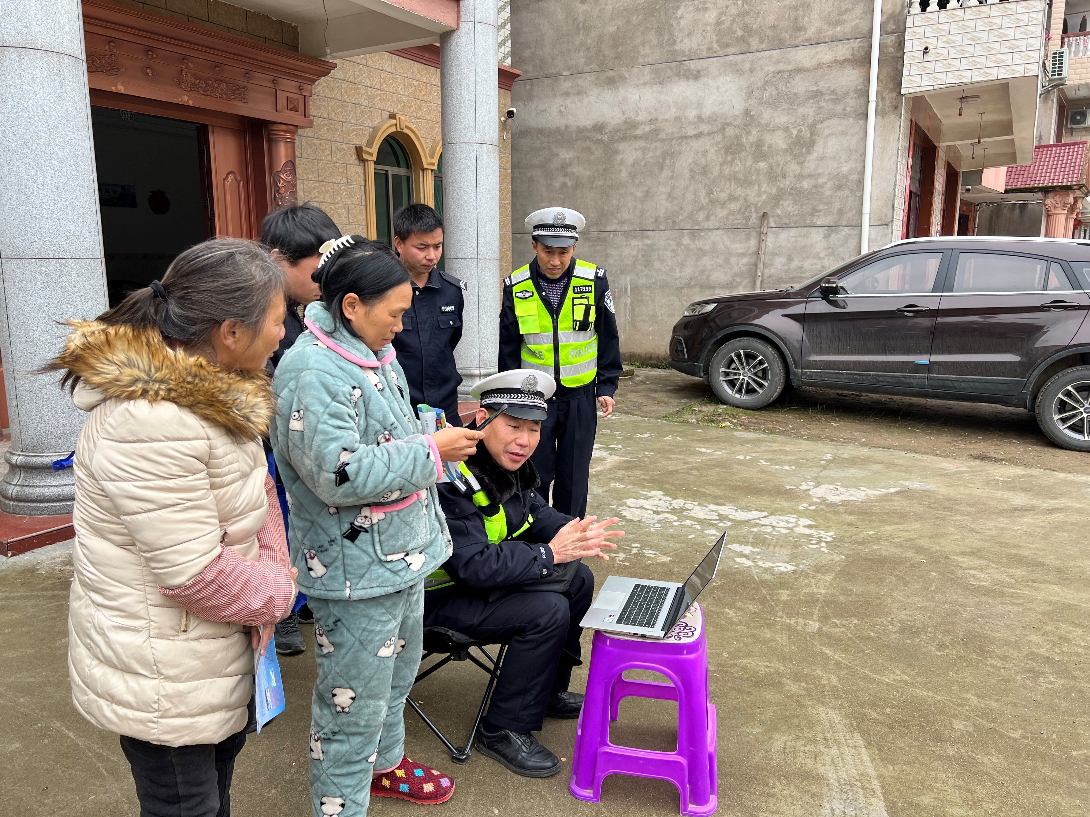 黎川县交警支队动态,黎川交警护航出行