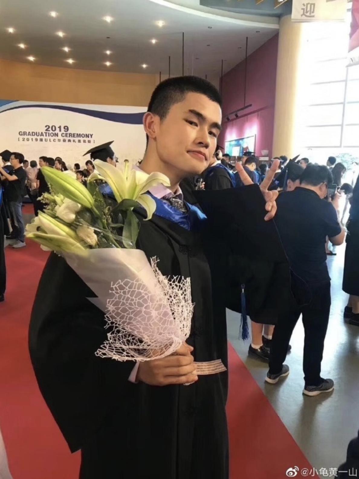 黄一山毕业照,港星黄一山携妻子去北大看儿子