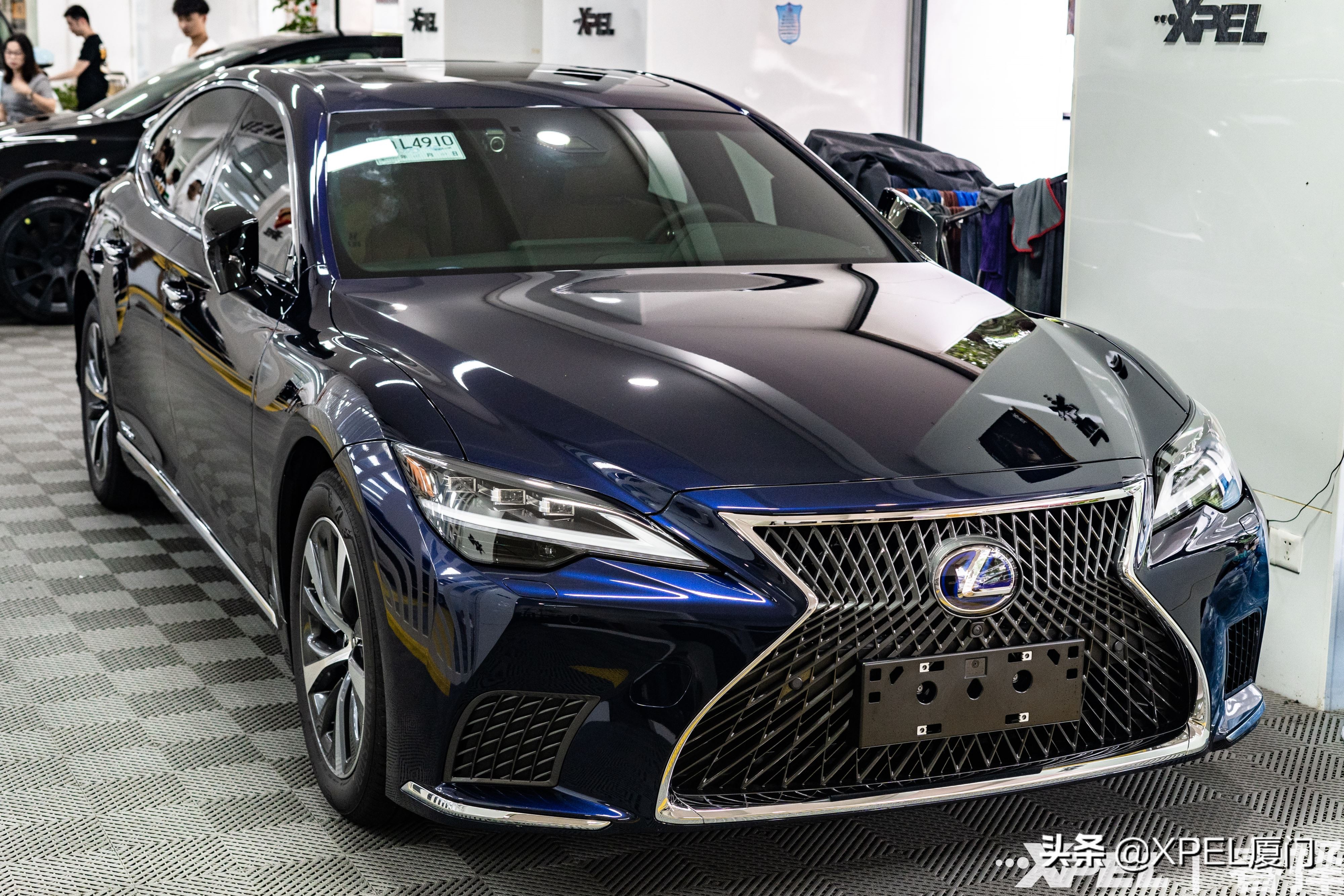 隐形车衣是用胶贴还是水贴,厦门xpel新车需要贴隐形车衣吗