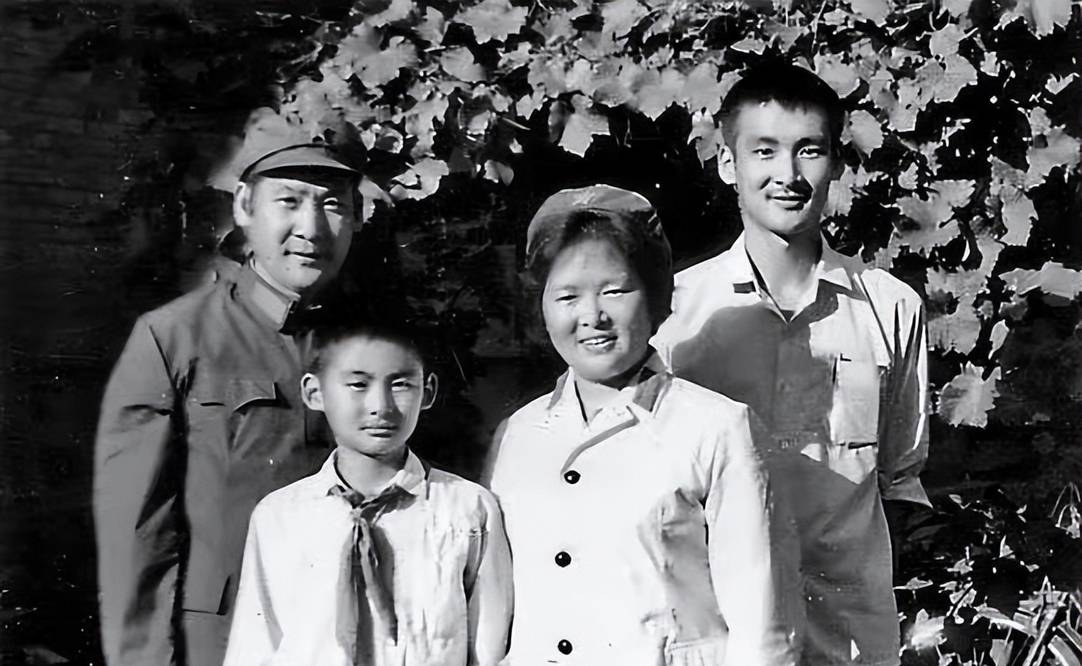 景岗山个人近照,景岗山年轻个人资料