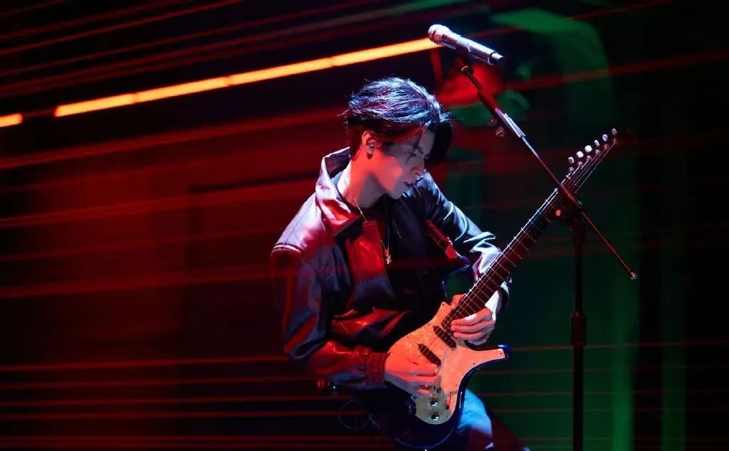 五条人主唱：没读过大学自称知识分子，想在台上穿发光鞋跳广场舞