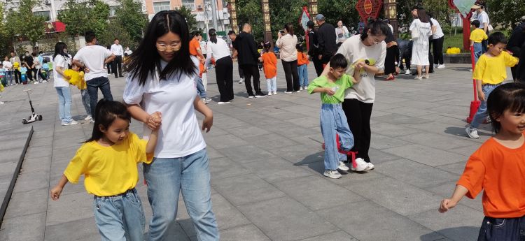 幼儿园亲子运动会主题大手牵小手,小手拉大手运动会
