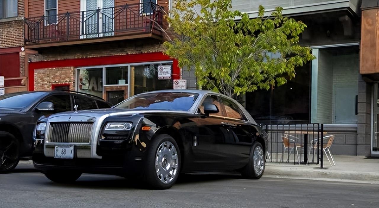 他把现金堆成山，高调捐款20亿后“消失”，如今出现在家种地？