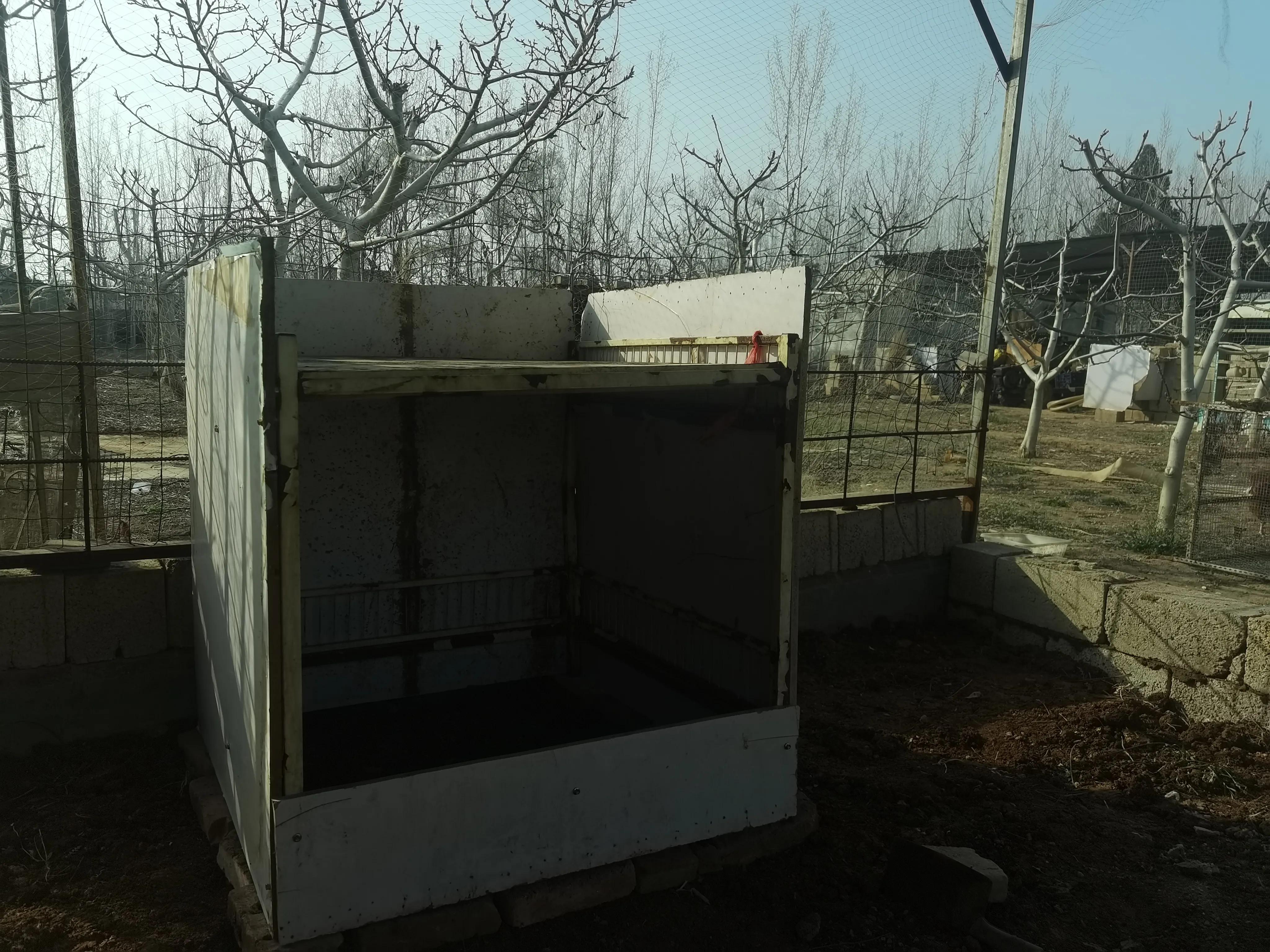 废弃材料建狗窝视频,用废弃木材搭建狗窝