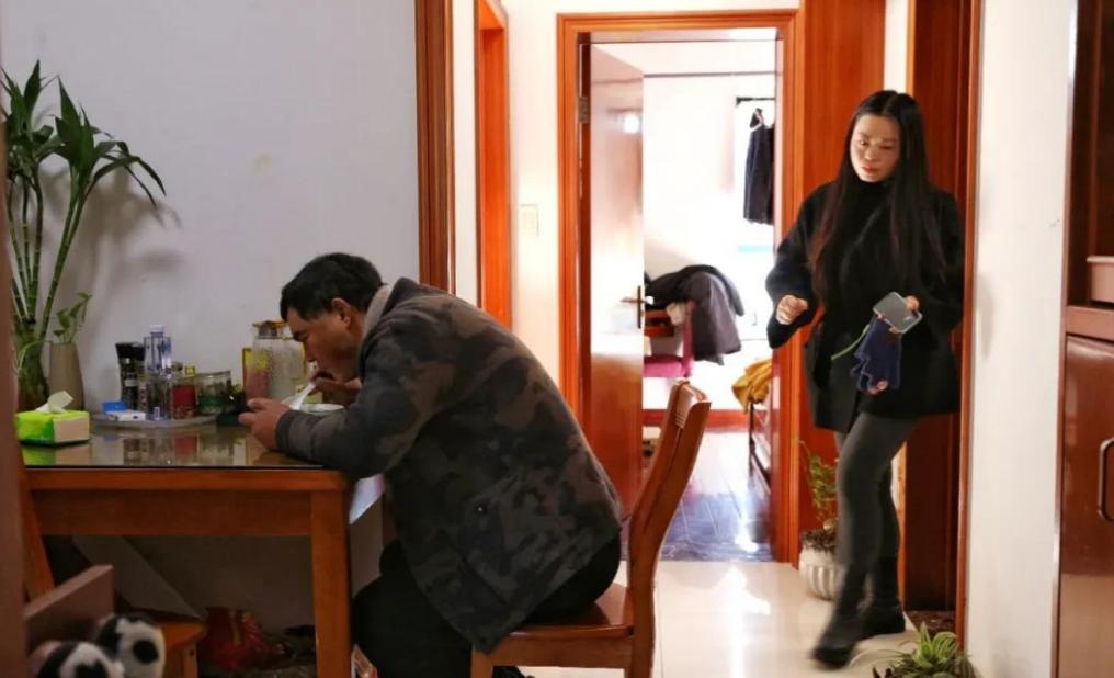 送外卖小哥存100万,外卖小哥六年存100万给儿子买房子