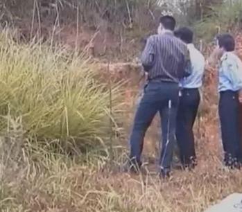 放牛娃捡到一枚古钱币,小伙捡了一千多钱一看原来是冥币