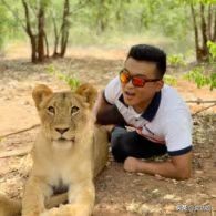 非洲小五迎神秘坦桑美女，温婉的旗袍、玲珑的身段,俩保镖看直眼