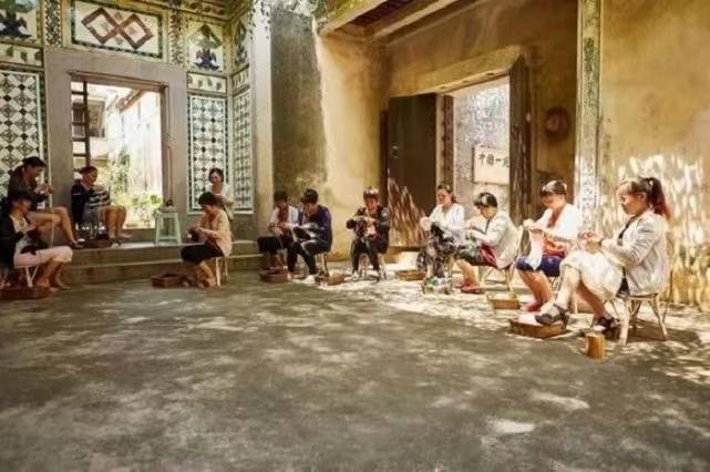 80后广东小伙，回村织毛衣，年入500万，一件毛衣卖8990元，凭啥