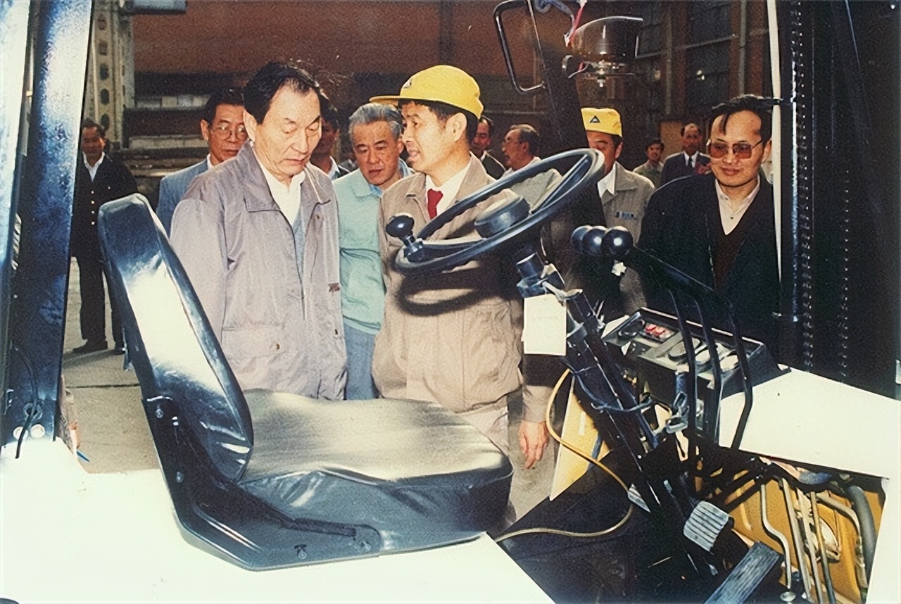 88年*镕基朱**自我批评：作为上海市长我不是最佳，比江*民泽**差得很远