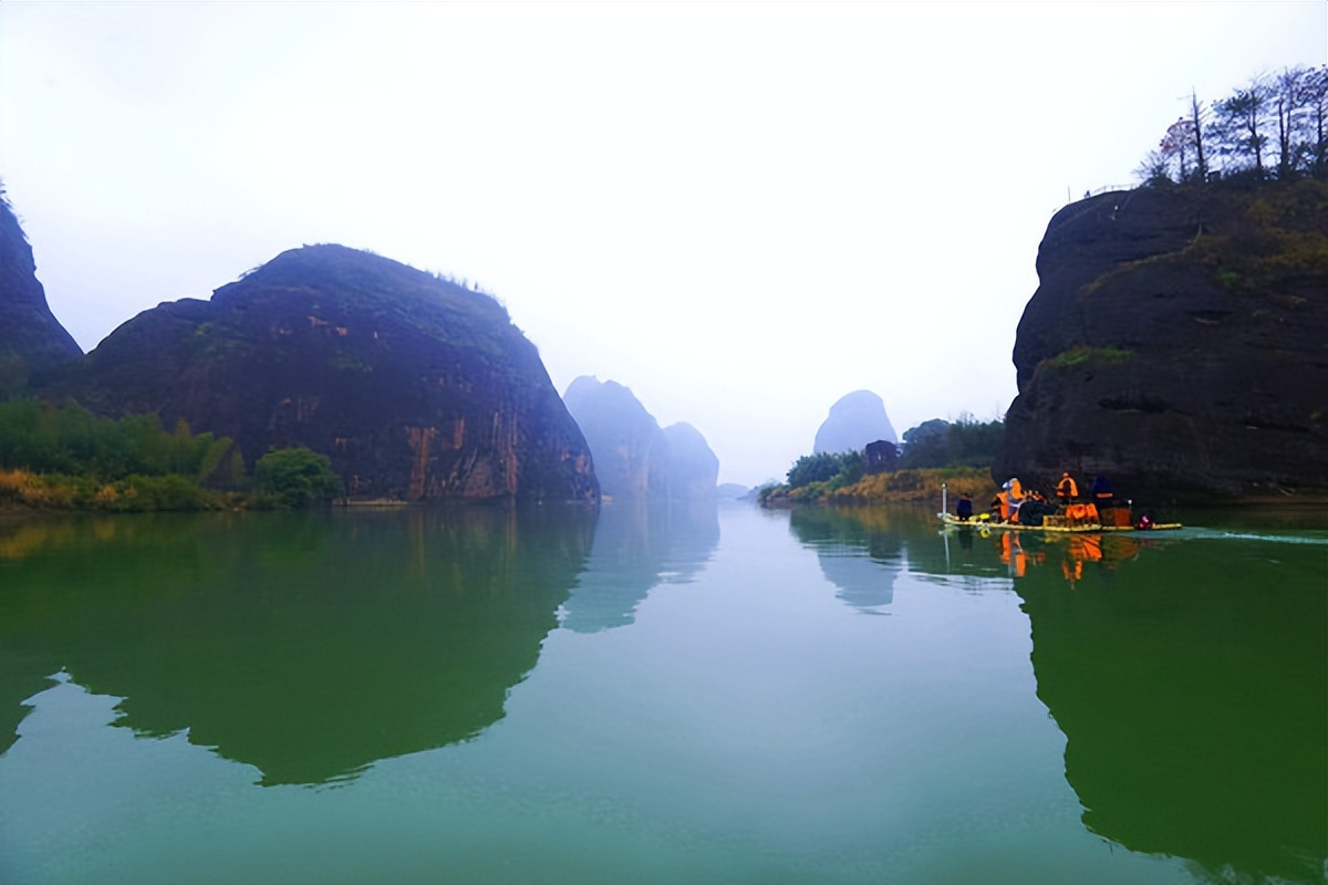 问道龙虎山，观“天下三绝”，“道教第一山”碧水丹霞入画来