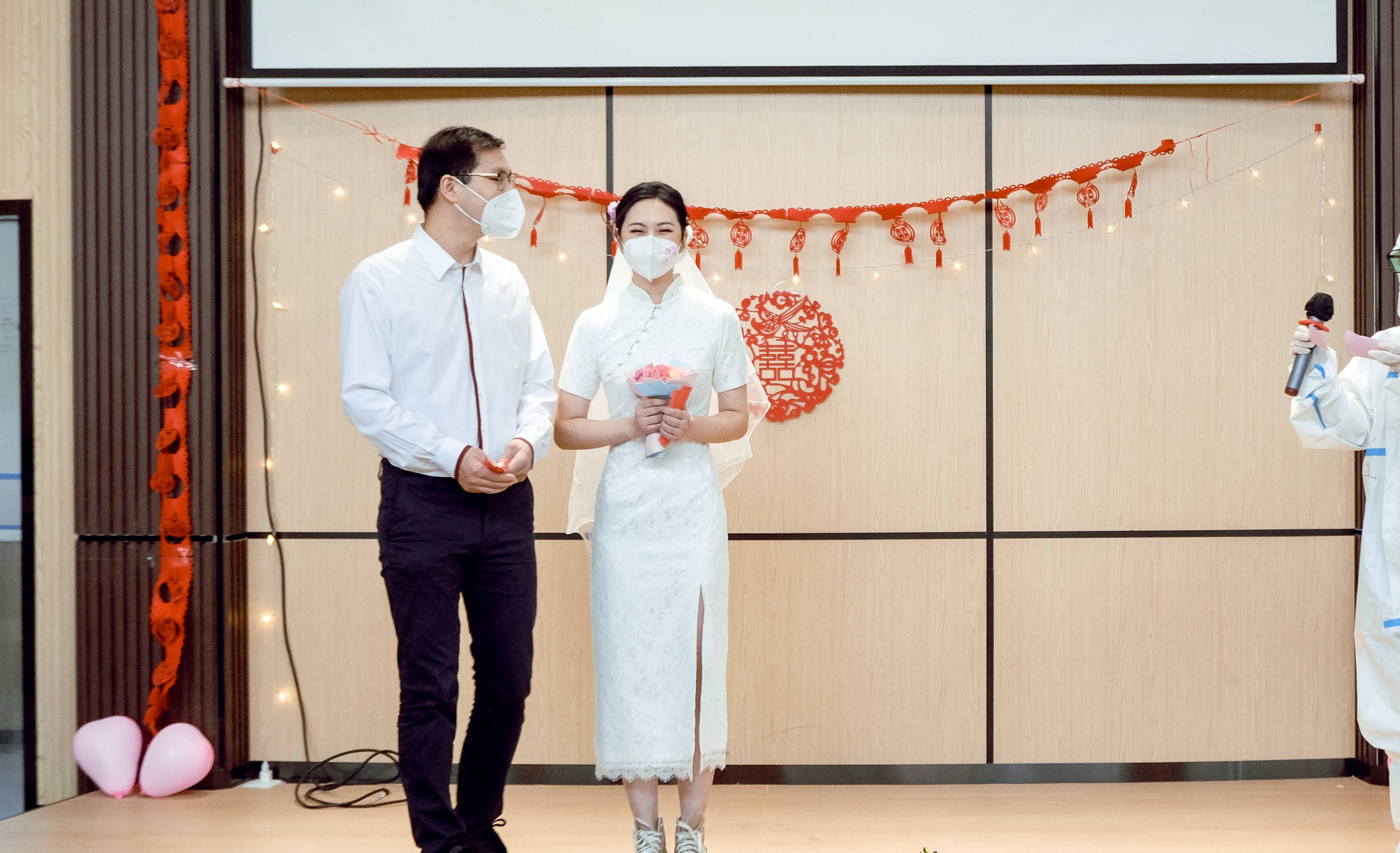 小区封闭式婚礼邻居围观,新人结婚用西兰花做捧花