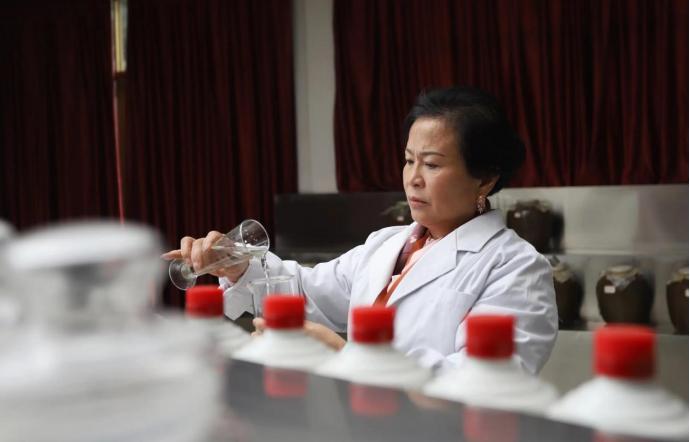 喝酒不会挑？这5款白酒，100%纯粮不贵，只有行家才知道，别错过