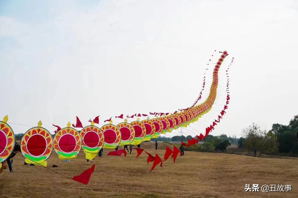 巨龙腾飞风筝的放飞现场,260米长风筝