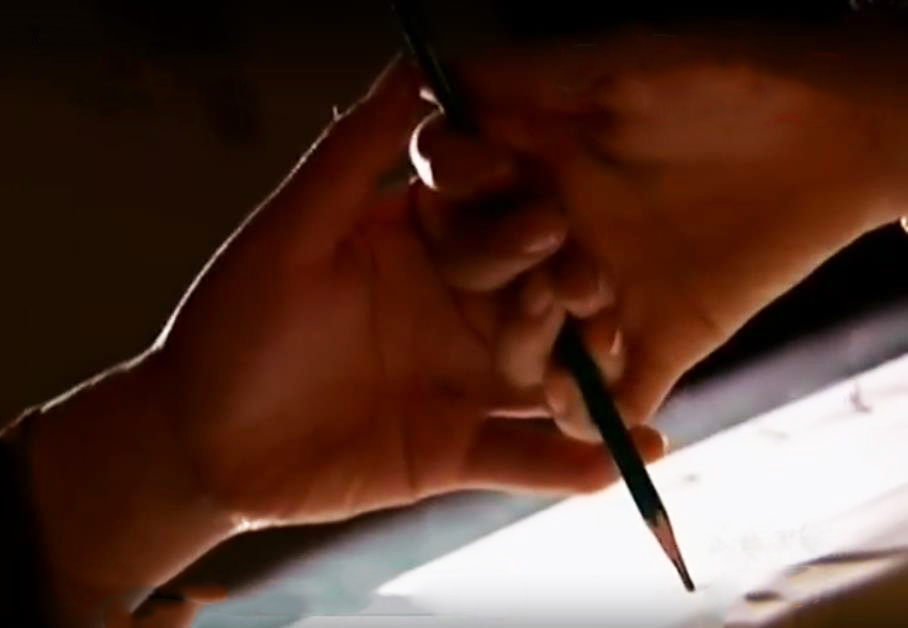 女子痴迷“笔仙”，丈夫亲测后惊恐不已，专家：陌生人玩就不灵了