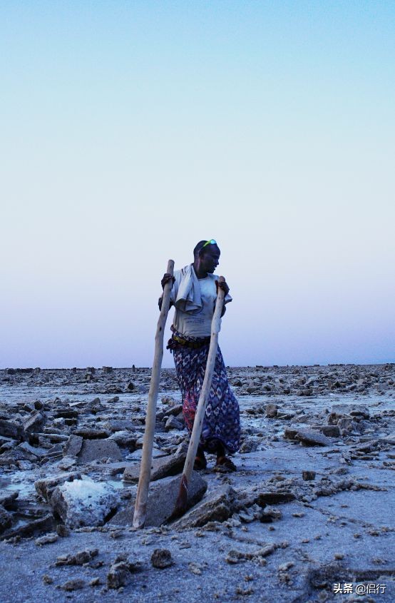 在非洲的死海，探访最接近地狱之门的人