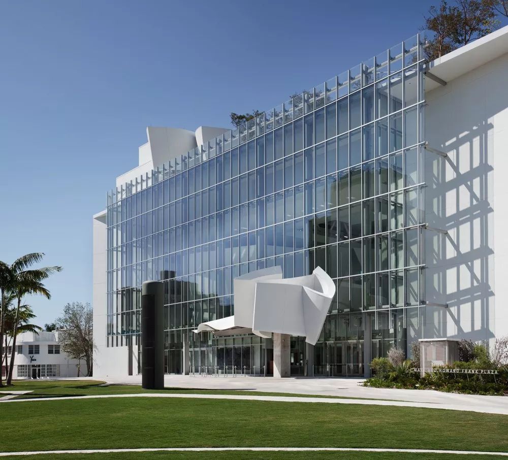 解构主义弗兰克盖里,美国建筑师弗兰克盖里的建筑风格