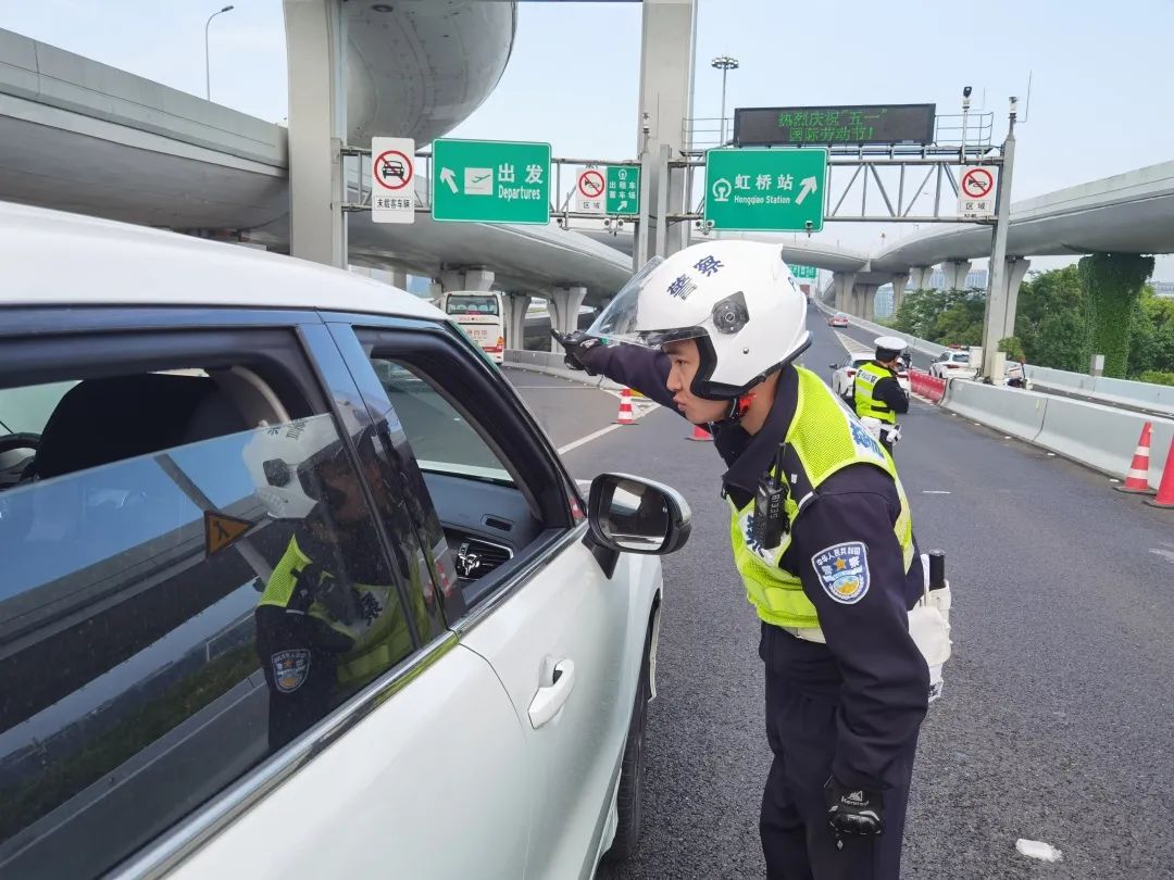 【节日我在岗】长假后首个工作日上海警方提前上岗排堵保畅