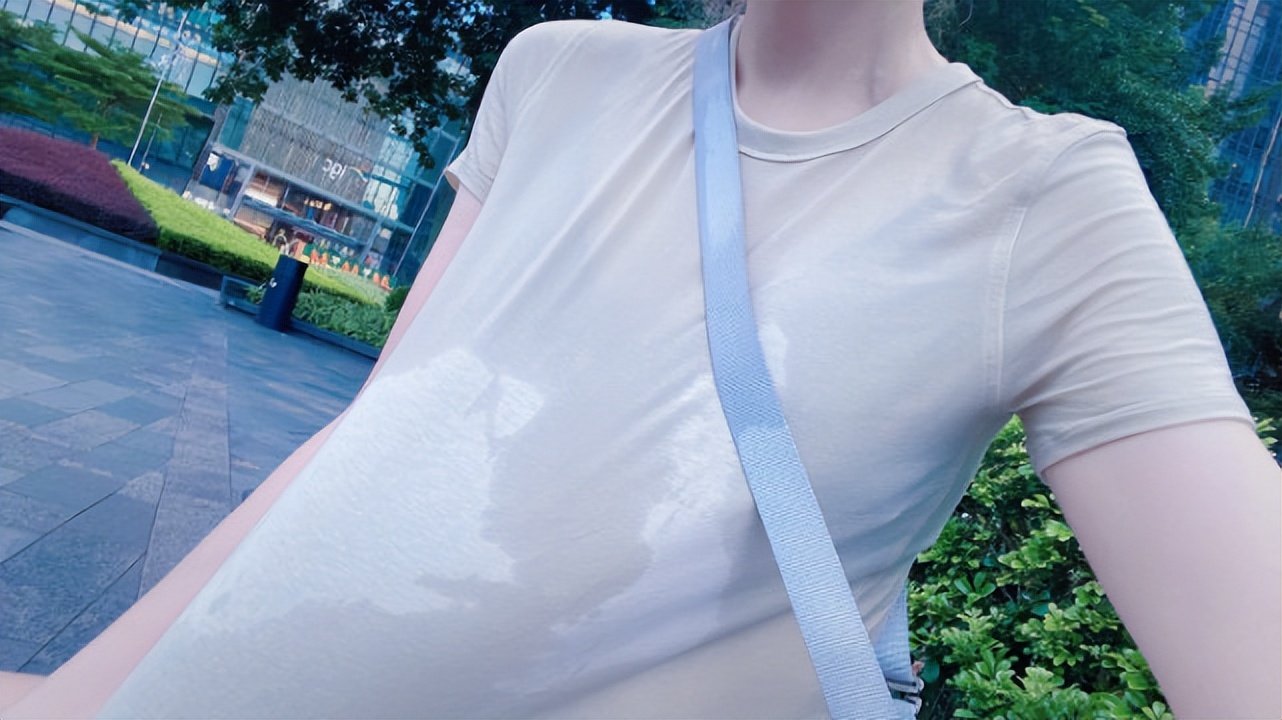 张馨予练舞摔倒,张馨予摔倒的瞬间