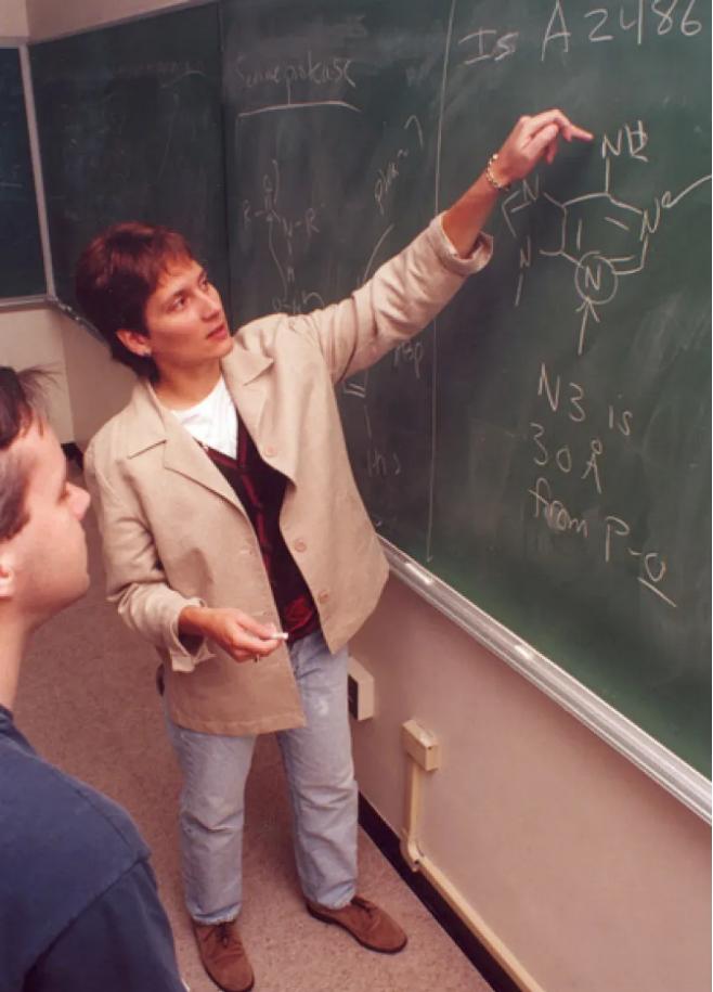 体育特长、哈佛学霸、乐队、化学诺奖！她的经历小说都不敢编