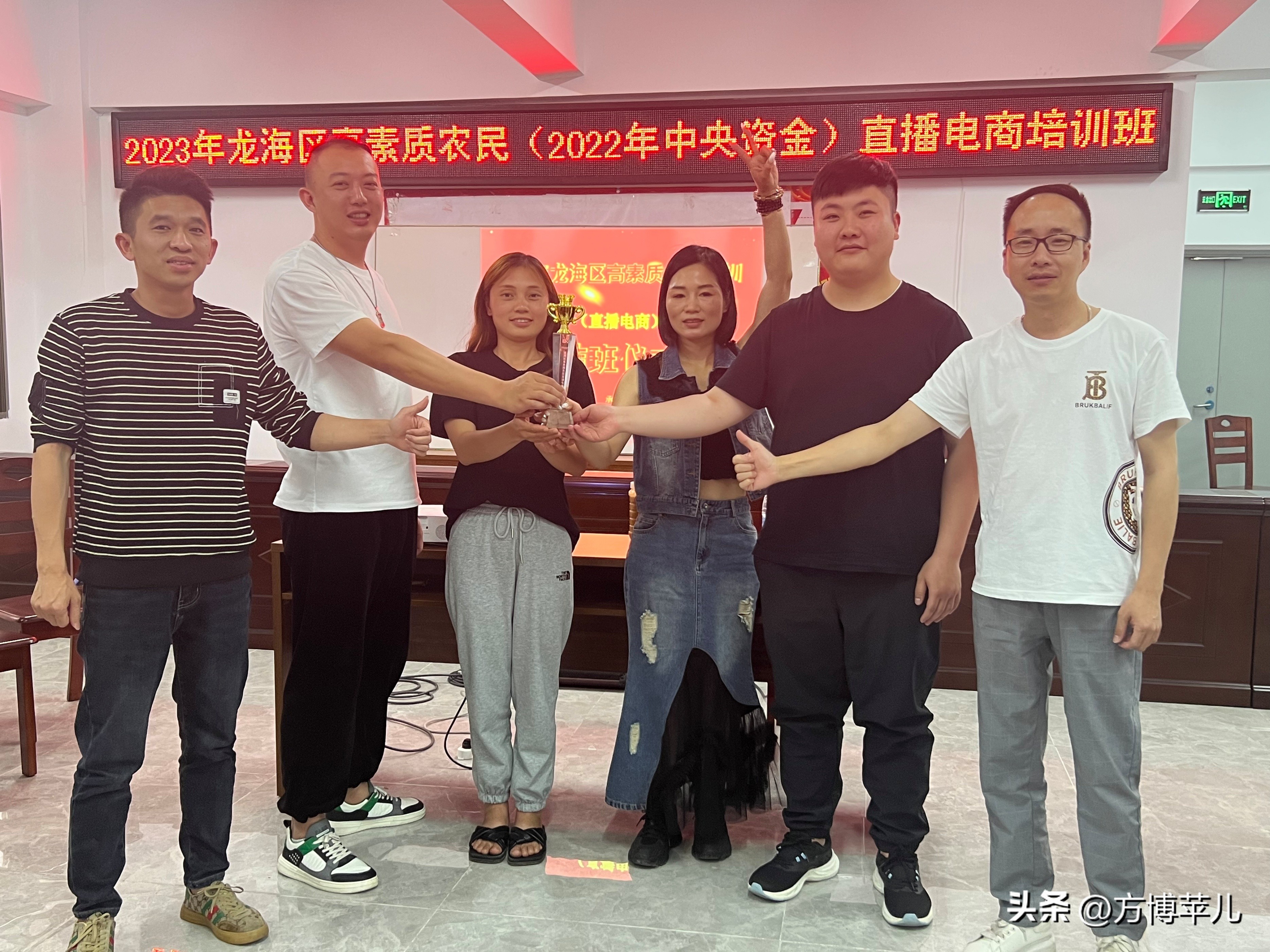 农民变“主播”实操学“带货”——龙海程溪下叶村直播电商培训