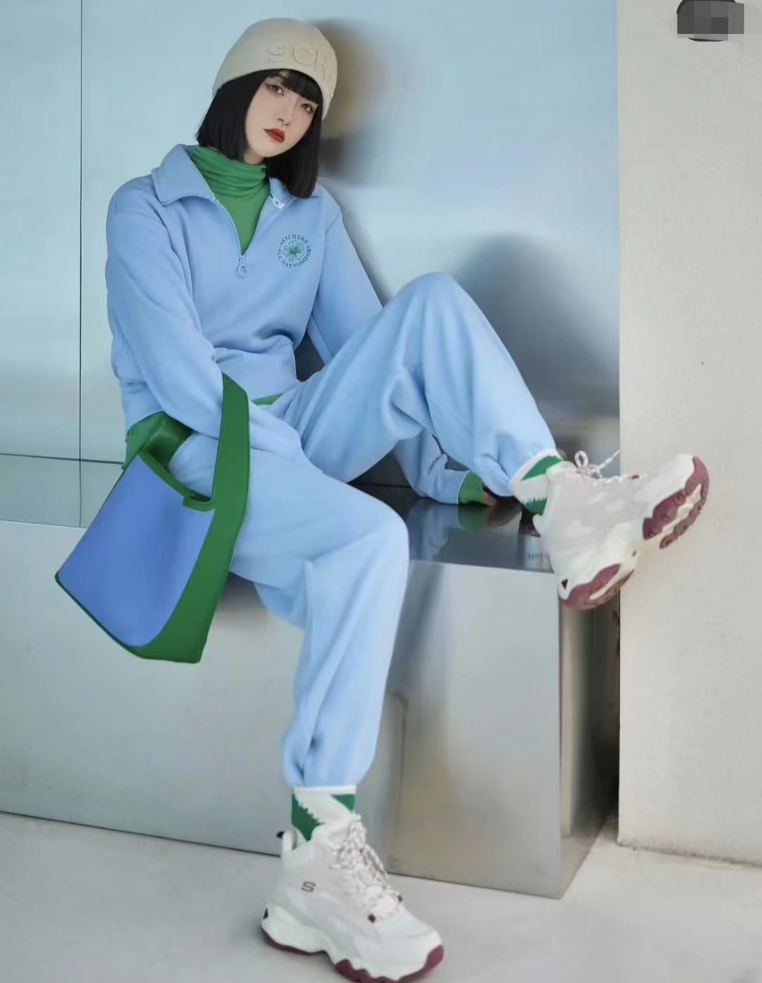 外套秋冬蓝色搭配什么颜色,秋冬比较显高级的颜色搭配