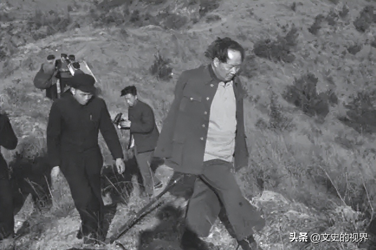 52年毛主席游孔庙,对旁人打趣地说道:我考考你们,孔子姓什么?