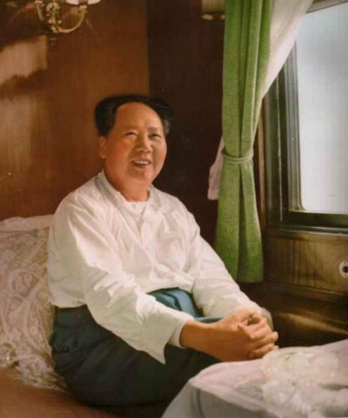 1972年，王季范在北京逝世，毛*东泽**亲自送花圈写挽联：九哥千古