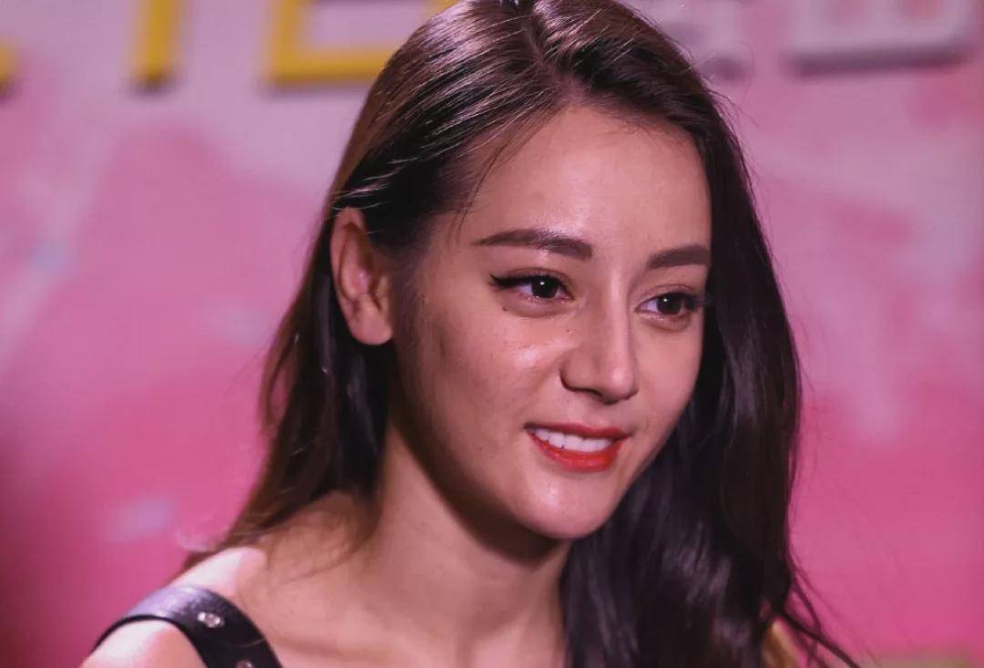 脸上有痘坑的明星,脸上爆痘特别多还好看的明星