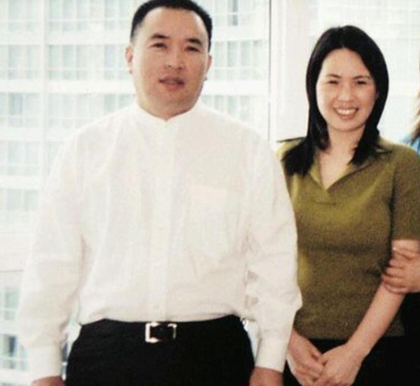 2009年，*昌星赖**之妻曾明娜回国自首前，我们答应了她哪两个条件？