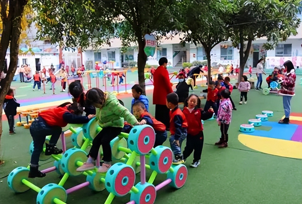 幼儿园小便池洗餐具真假事件,幼儿园便池洗餐具通报