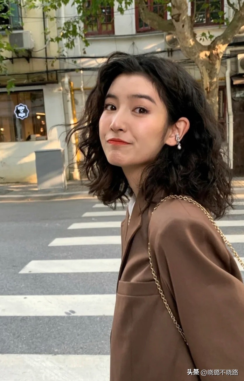 头发不要留黑长直也别留超短发,超短发不显老的烫发