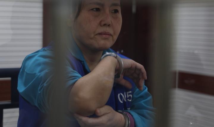 抱着“师父”画像不许人碰，大肆为境外“师父”敛财……他们，为何如此疯迷？