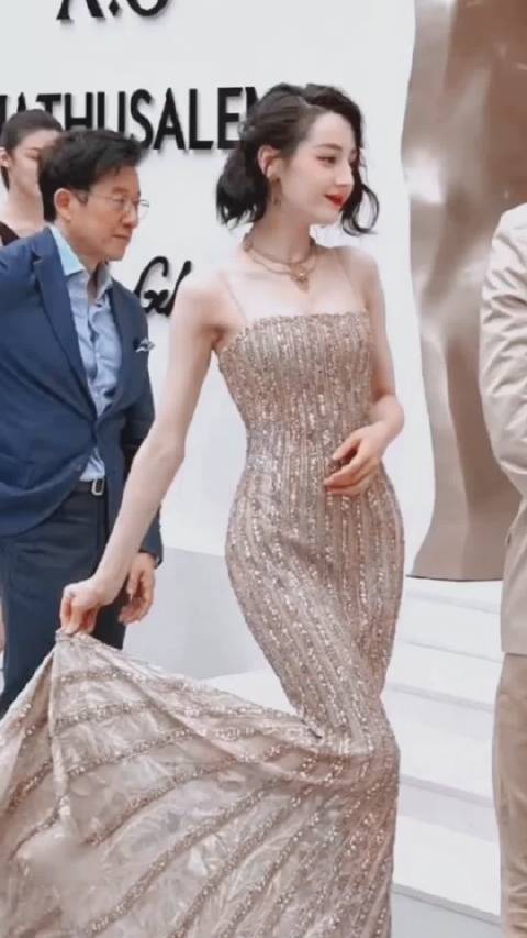 金星说走红毯穿深v,金星吐槽深v抹胸装